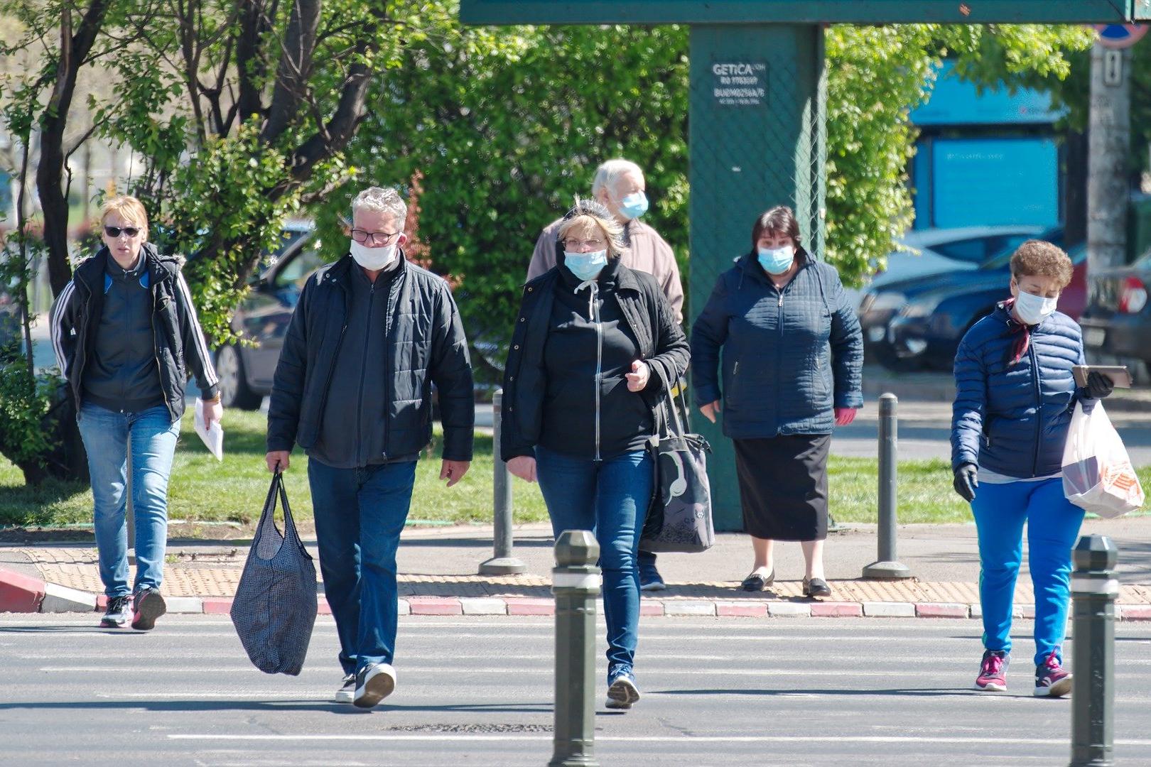 Menschen mit Schutzmasken