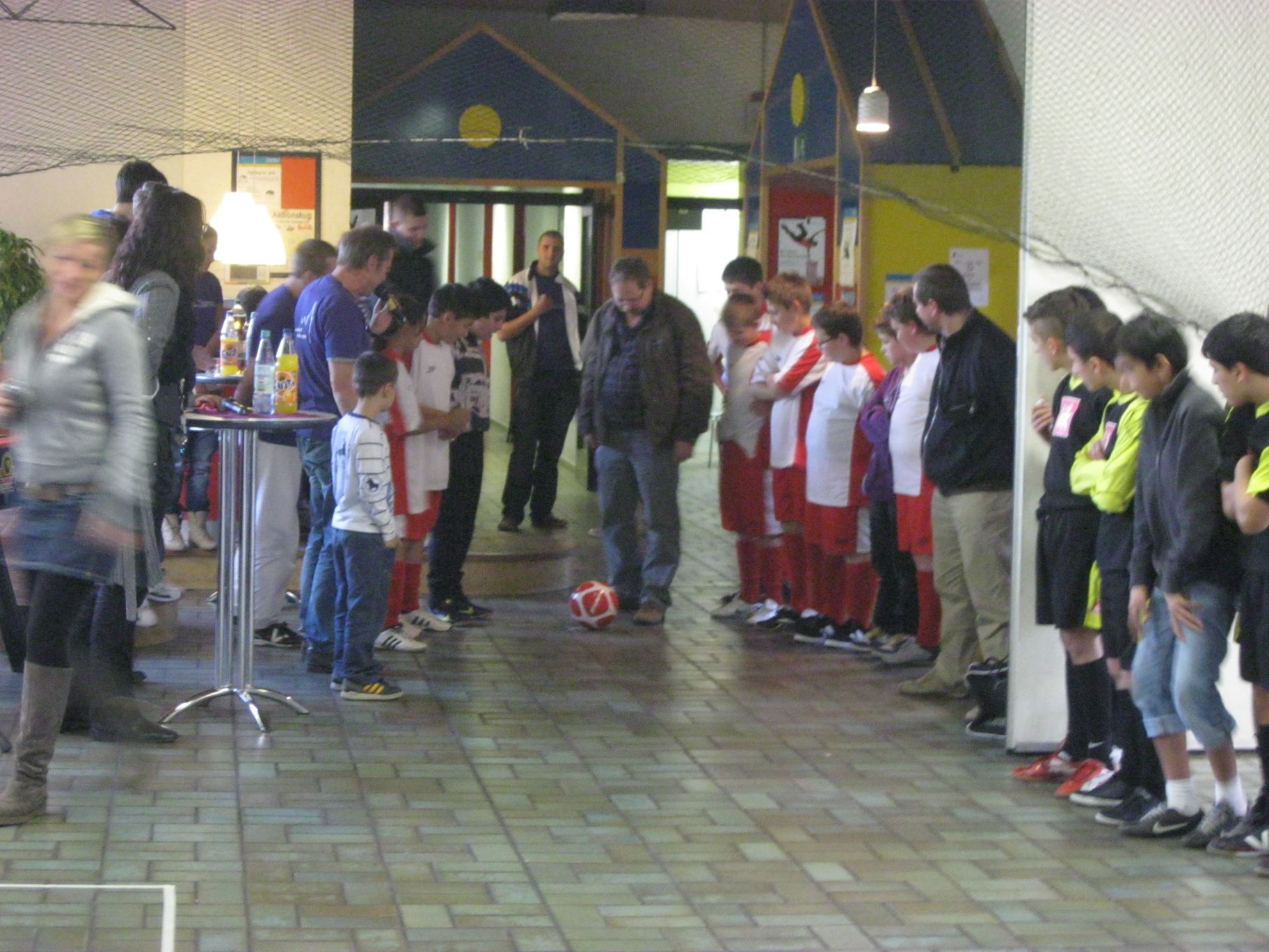 Uwe Seeler alias Udo Breuer beim 'Kreisspiel'.jpg