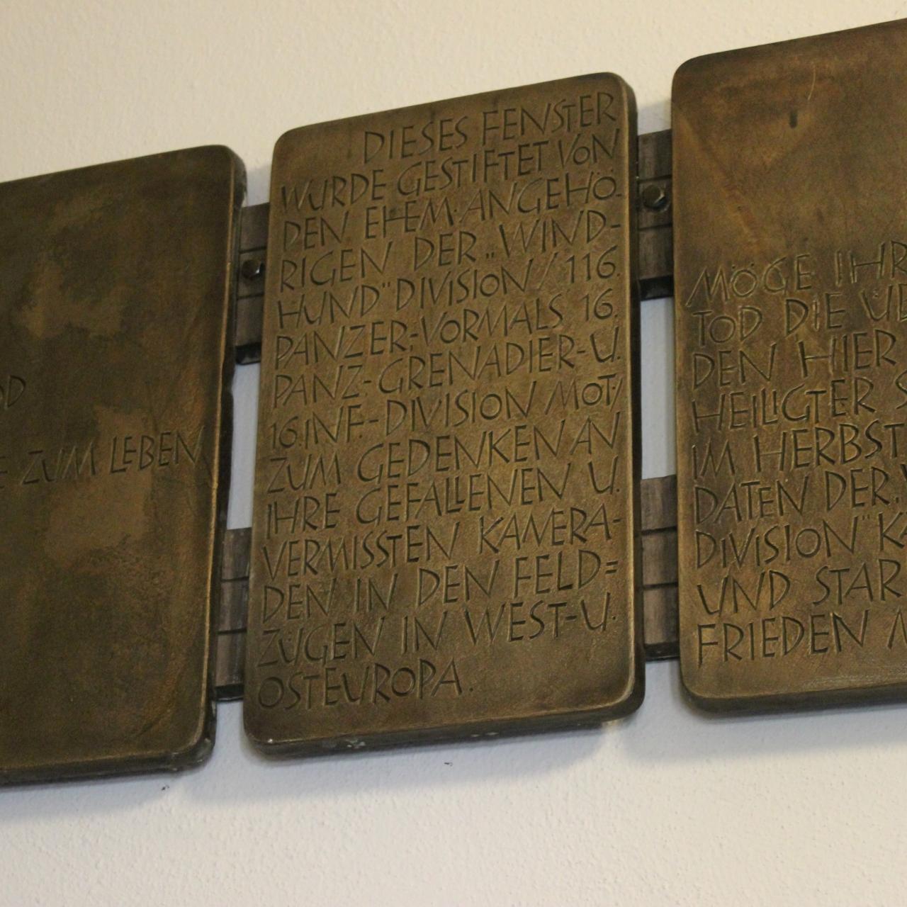 Die Gedenktafeln sind nun im Vorraum der Kirche platziert.