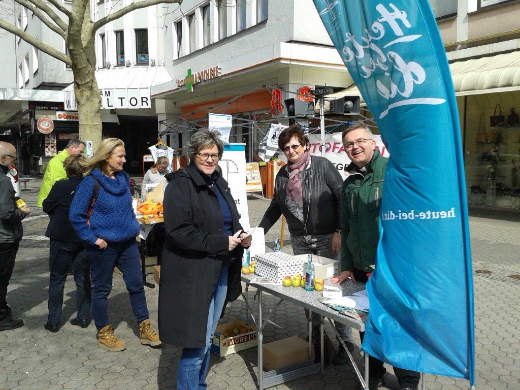 Regionalvikar Glasmacher, Frau Zentis und Frau Buttermann vom Regionalteam Düren anlässlich der Aktion „Autofasten“ des regionalen Katholikenrates