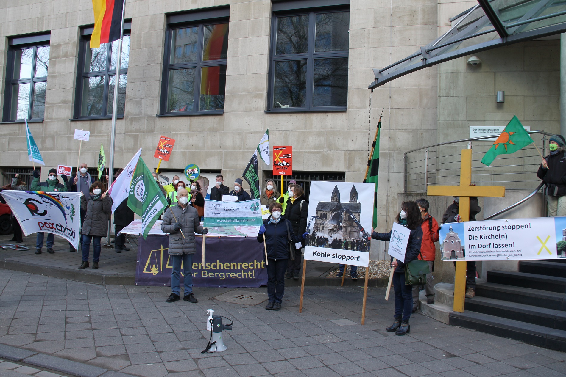 Breites gesellschaftliches Bündnis fordert Abrissstopp am Tagebau Garzweiler II -Resolution übergeben-1 (c) Eva Weingärtner