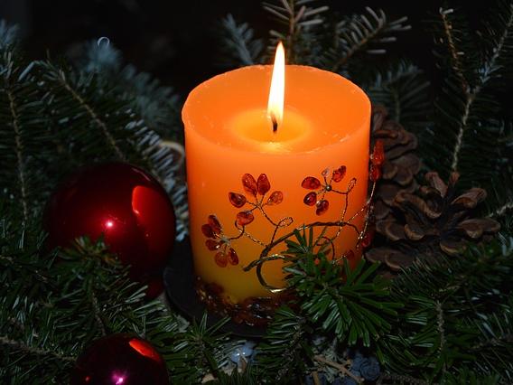 1. Advent (c) pixabay-Peggychoucair