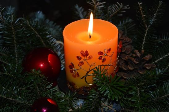 1. Advent (c) pixabay-Peggychoucair