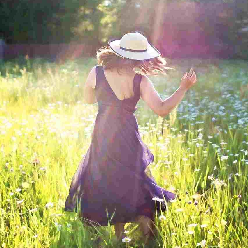 pretty-woman-in-field-820477_1280 (1)