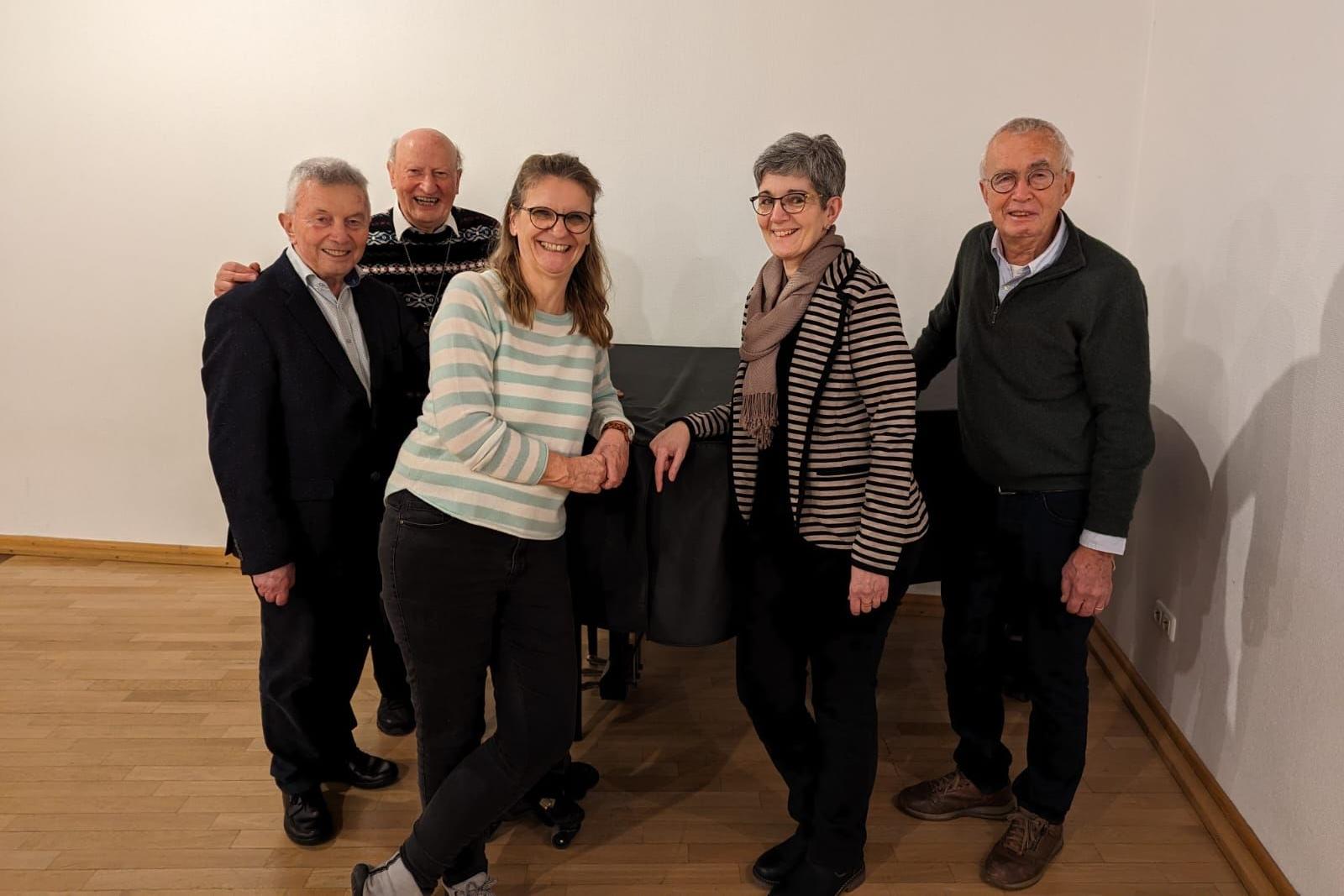 Vorstand des Lebens- und Trauerhilfe Düren e.V. (v.l.) Dr. Peter Maas, Pfarrer Anton Straeten, Ellen Quast, Marlene Breuer, Franz-Josef Ludwigs. Der Vorstand koordiniert die Aktivitäten in der Trauerpastoral und führt Veranstaltungen durch. (c) Lebens- und Trauerhilfe Düren e.V.,