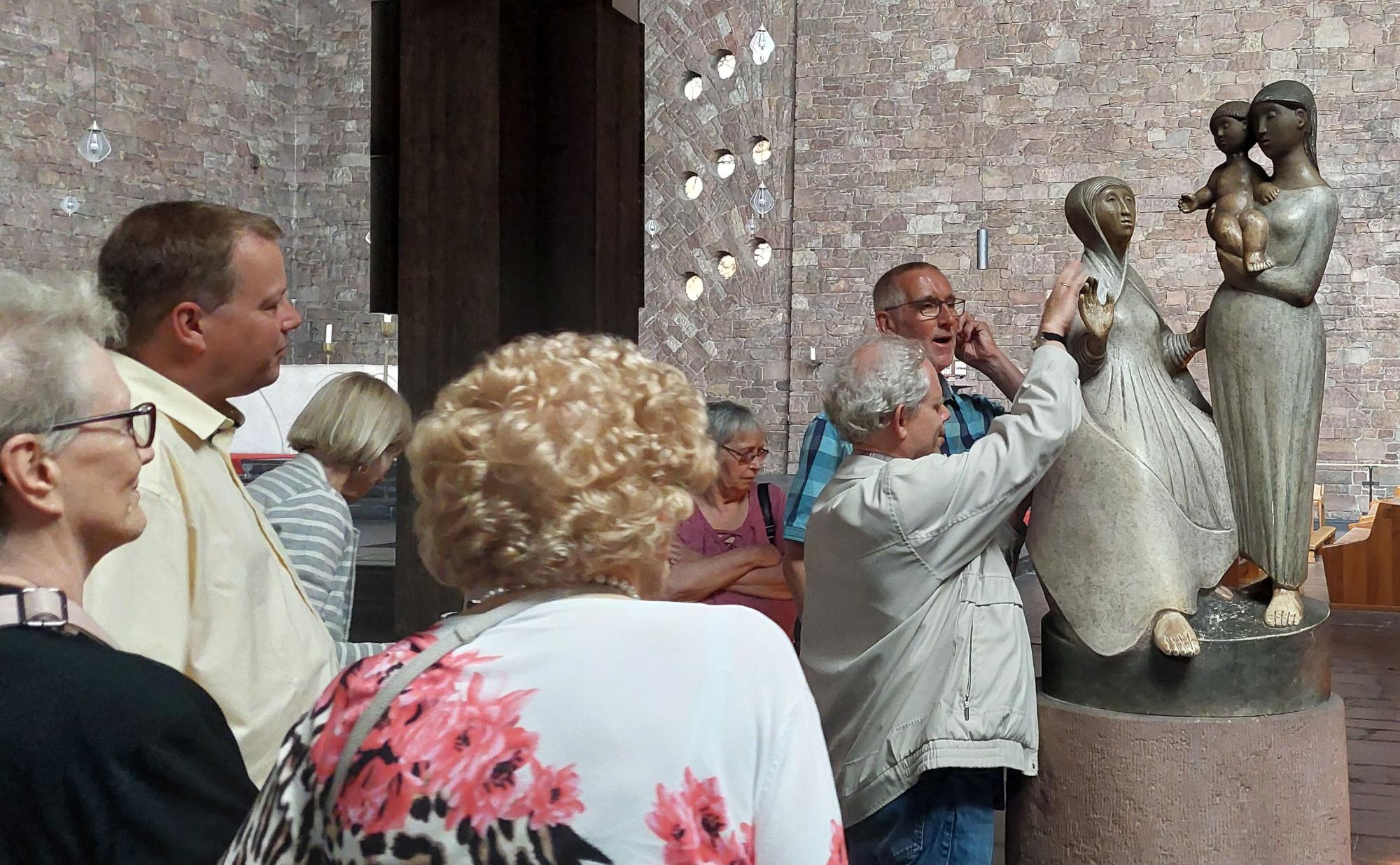 Sehbehindertensonntag 2022 - Kirchenführung Annakirche Düren - Gruppe an Anna-Selbdritt
