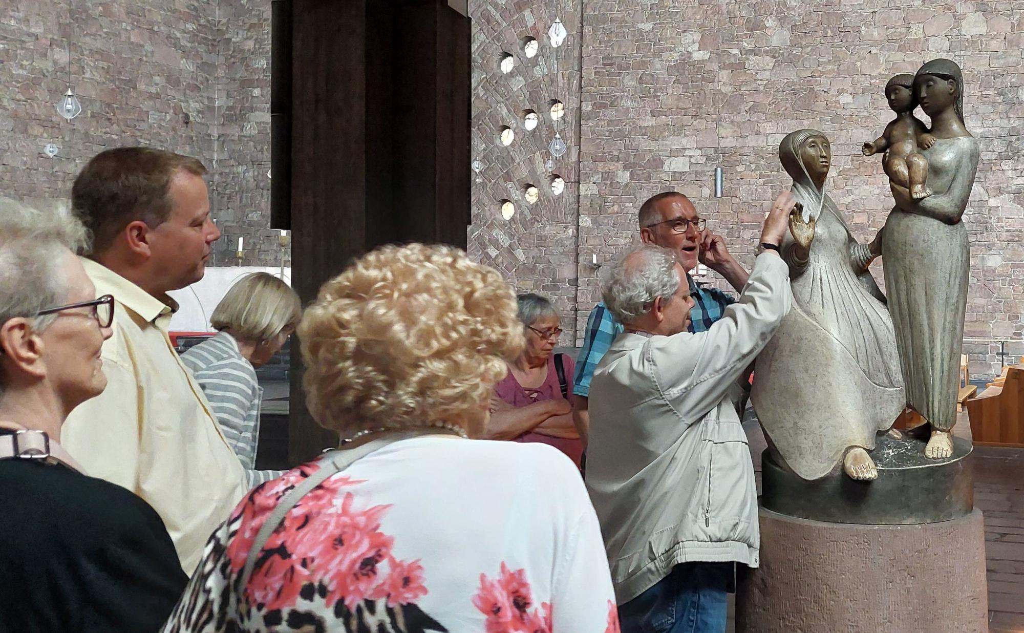 Sehbehindertensonntag 2022 - Kirchenführung Annakirche Düren - Gruppe an Anna-Selbdritt