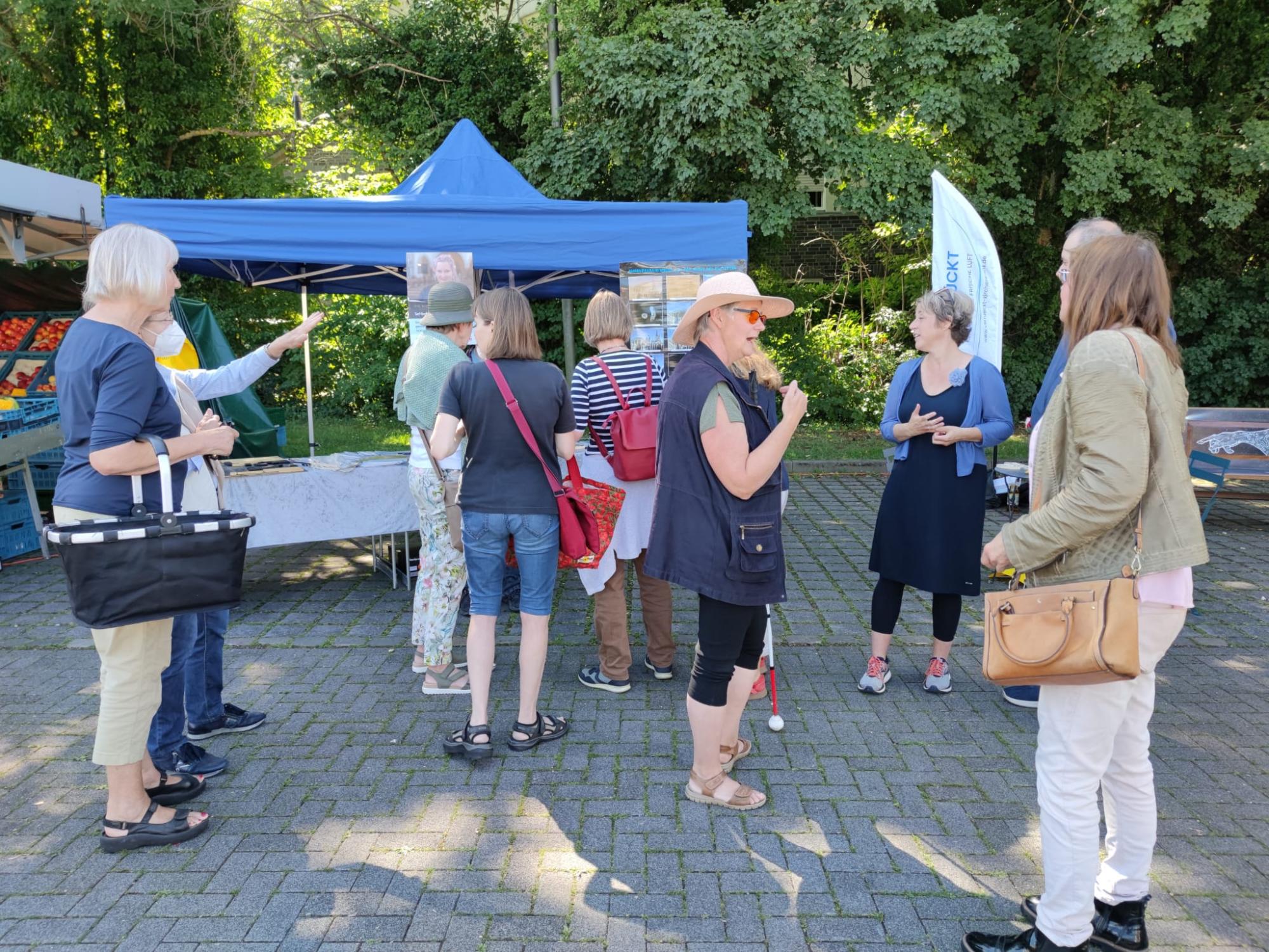 Sehbehindertensonntag 2022 - Ver*rückte Kirchenbank in Aachen Walheim - Am Aktionsstand