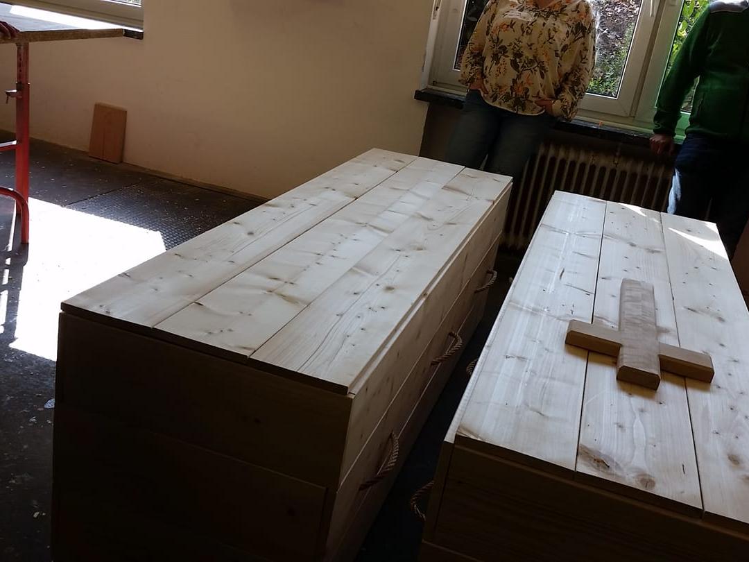 Im Rahmen des Workshops wurden zwei Särge geschreinert