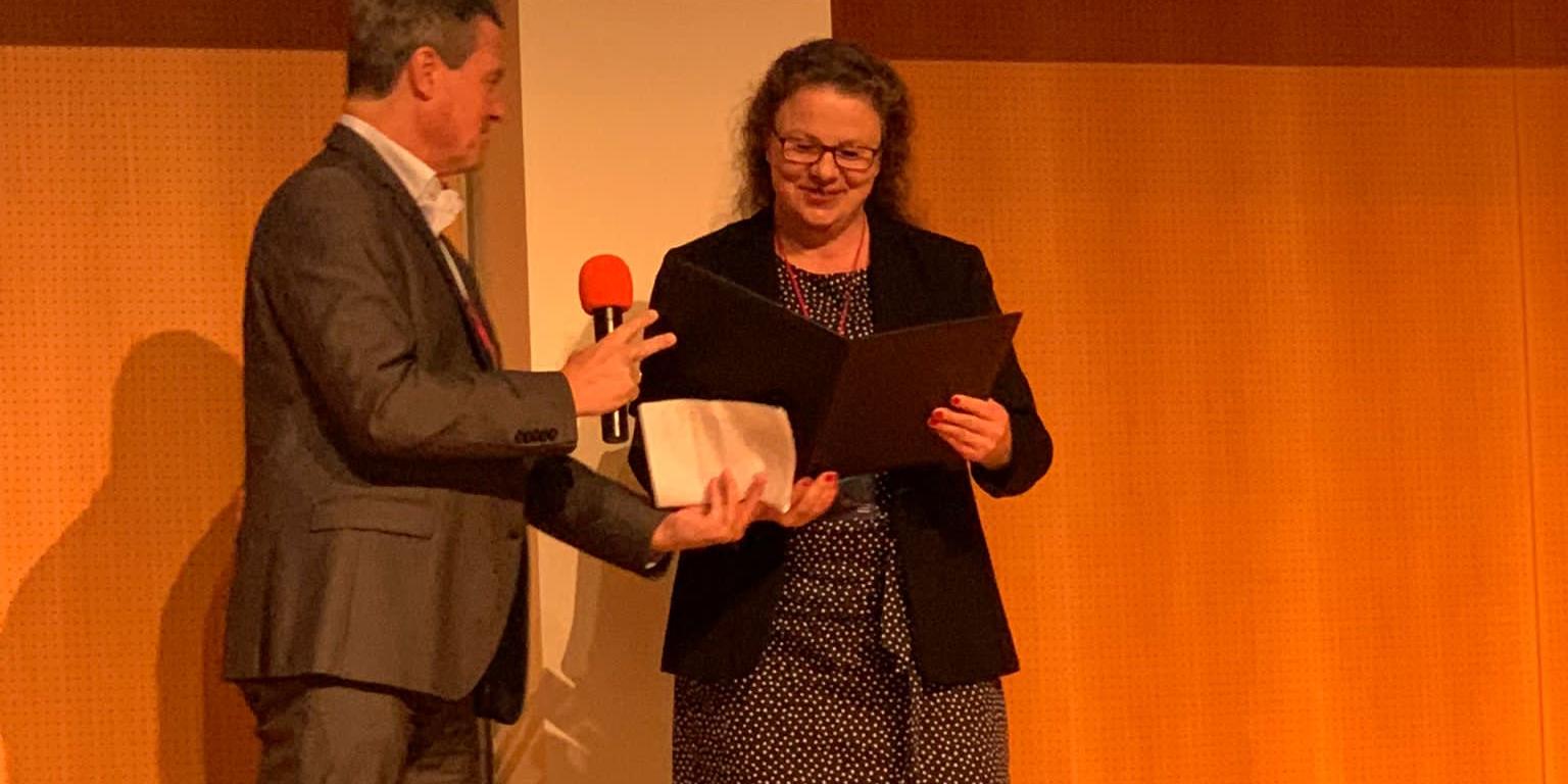 Verleihung des Treuhandsiegels von Herrn Professor Dr. Schauhoff an Frau Angela Mispagel (c) Andrea Laps Bistum Aachen