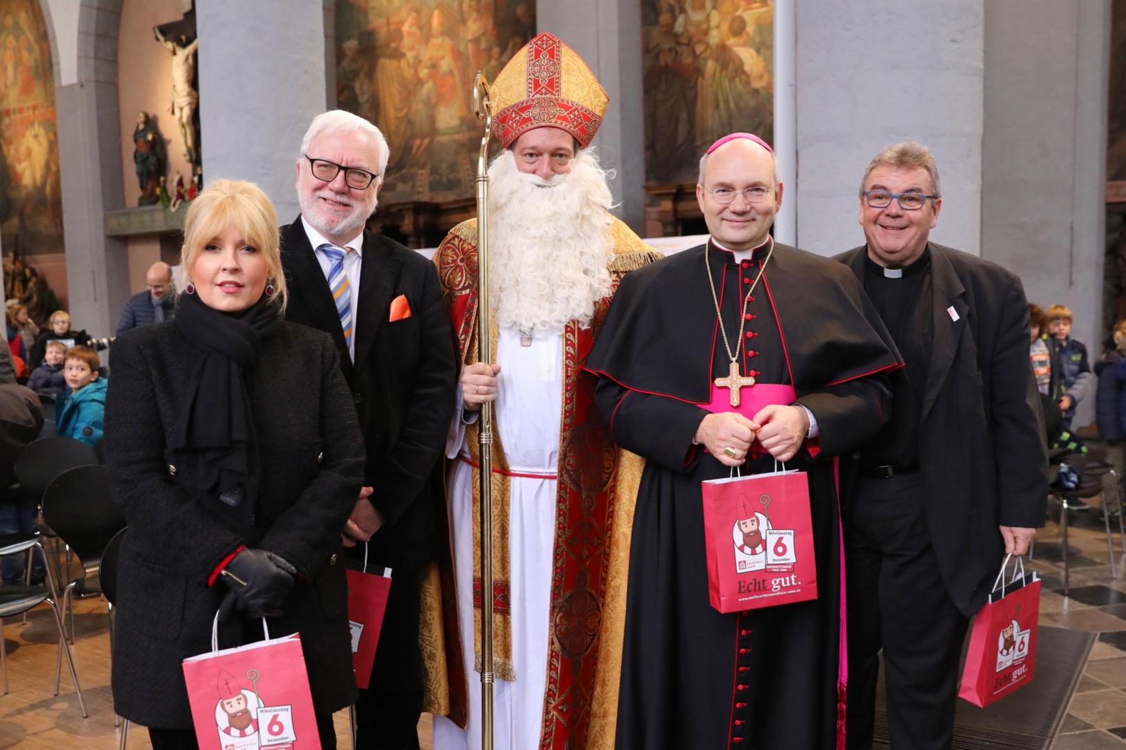 Maite Kelly, Bürgermeister Norbert Plum, Bischof Dr. Helmut Dieser, Bischof Nikolaus und Msgr. Georg Austen (v.l.) (c) Bistum Aachen / Andreas Steindl