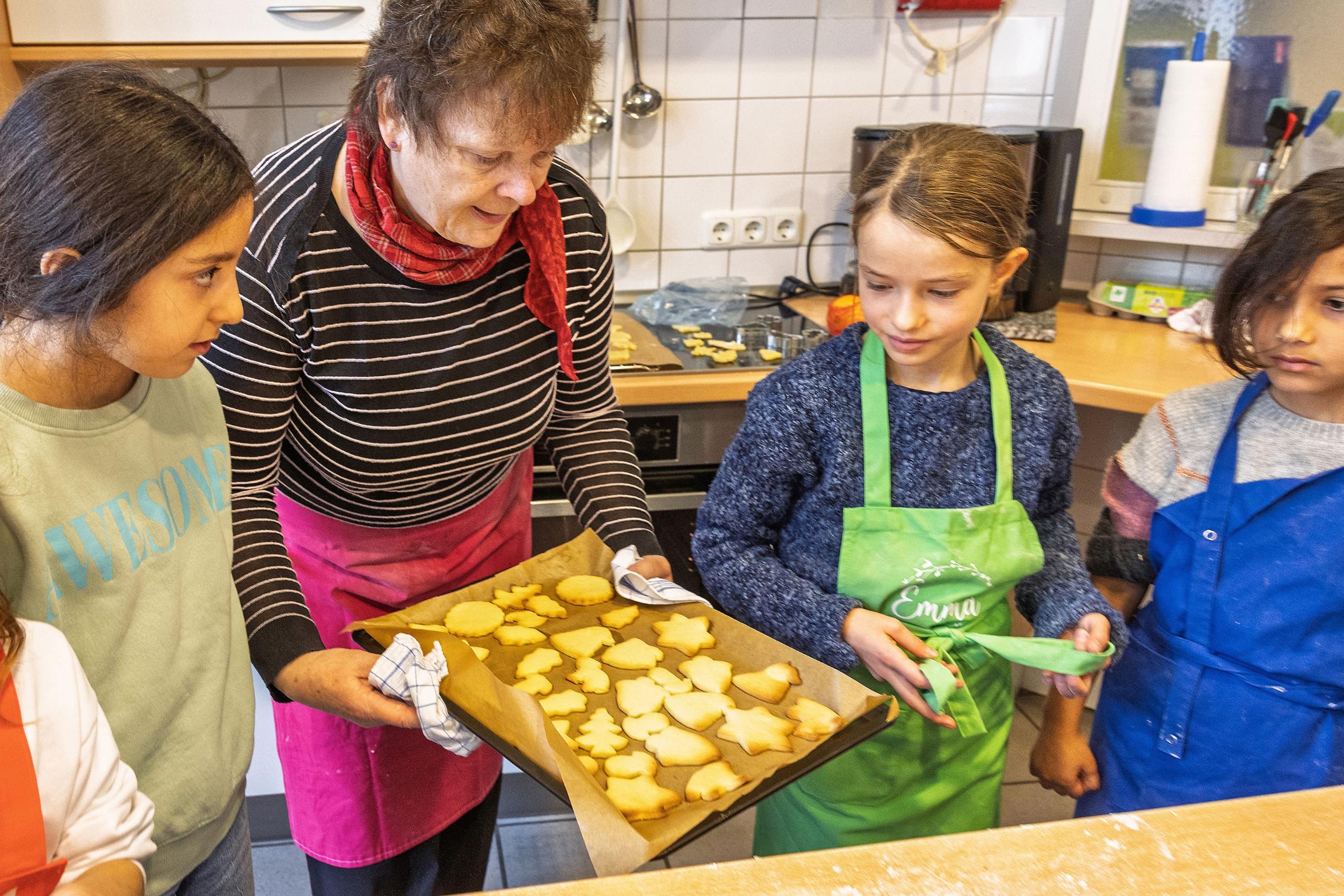 Kinder bestaunen stolz die Plätzchen