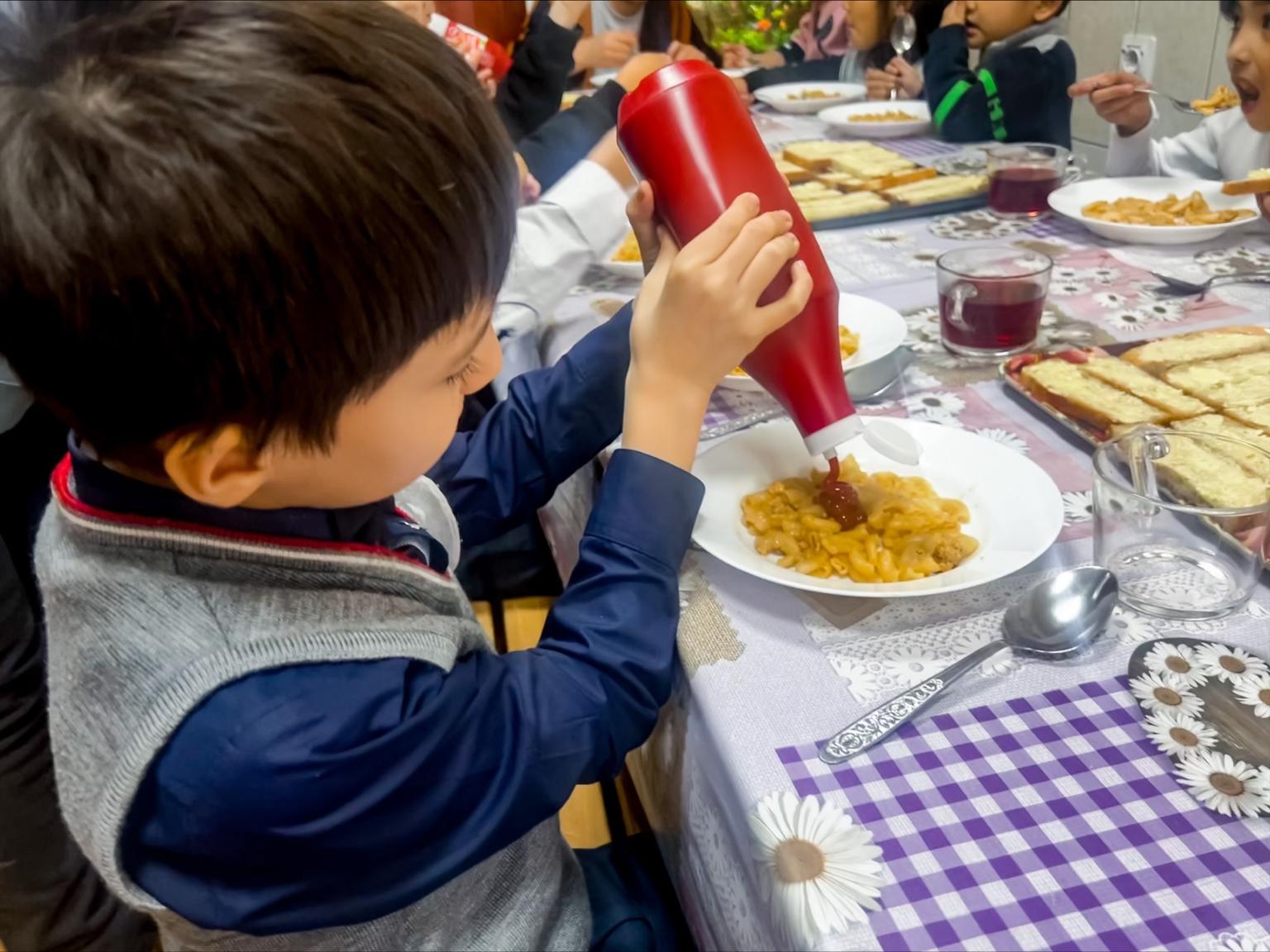 Im Kinderzentrum bekommen die Kinder täglich eine warme Mahlzeit. (c) Armen-Schwestern vom heiligen Franziskus