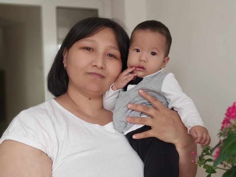 Saira und ihr jüngster Sohn. Gemeinsam mit ihren vier weiteren Kindern wohnt sie derzeit im Mutter-Kind-Heim in Novosibirsk. (c) SPSF