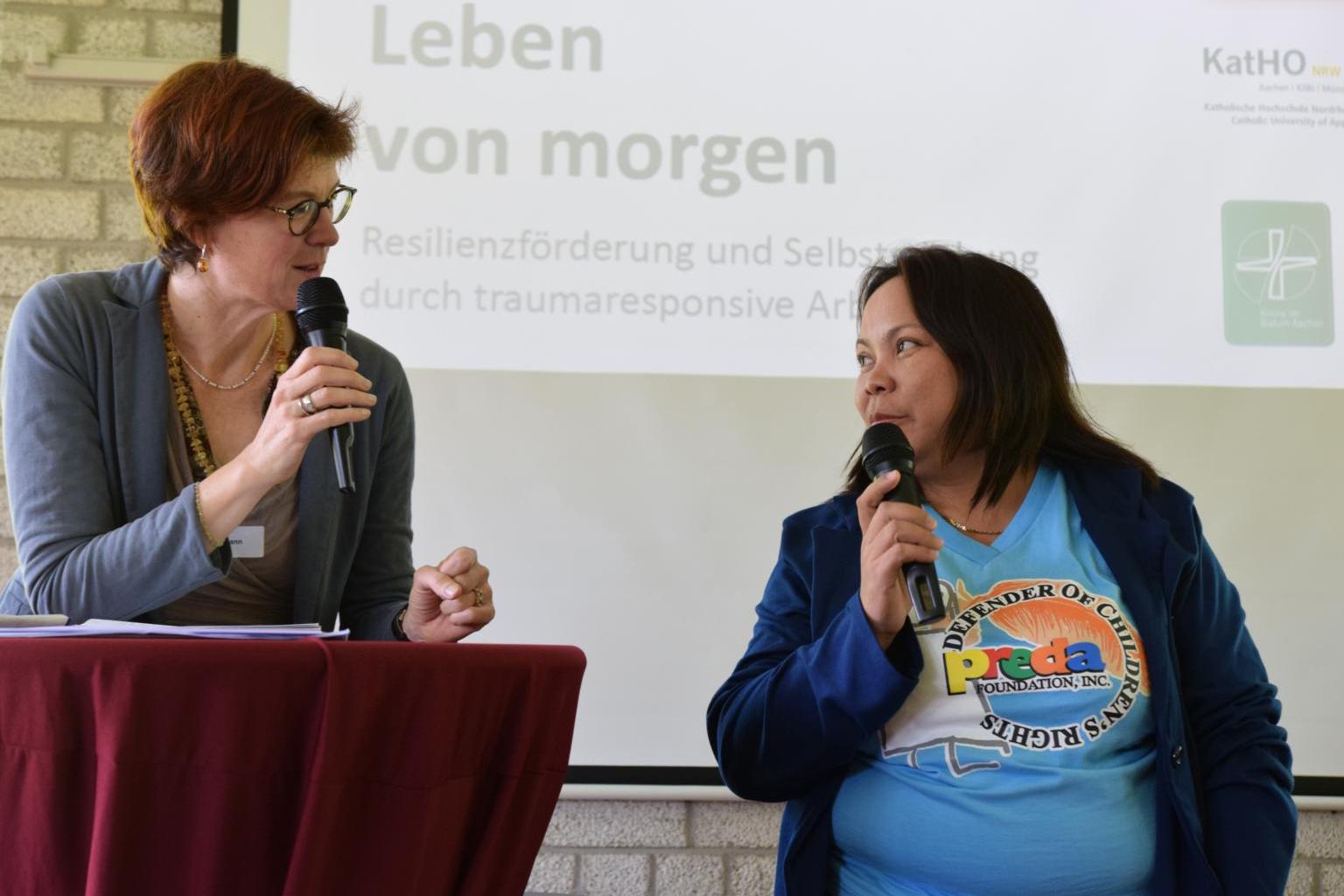 Anke Reermann, missio-Diözesanreferentin beim Bistum Aachen mit Marly Capio von der philippinischen Hilfsorganisation PREDA, welche Traumaarbeit mit Opfern sexueller Gewalt leistet.