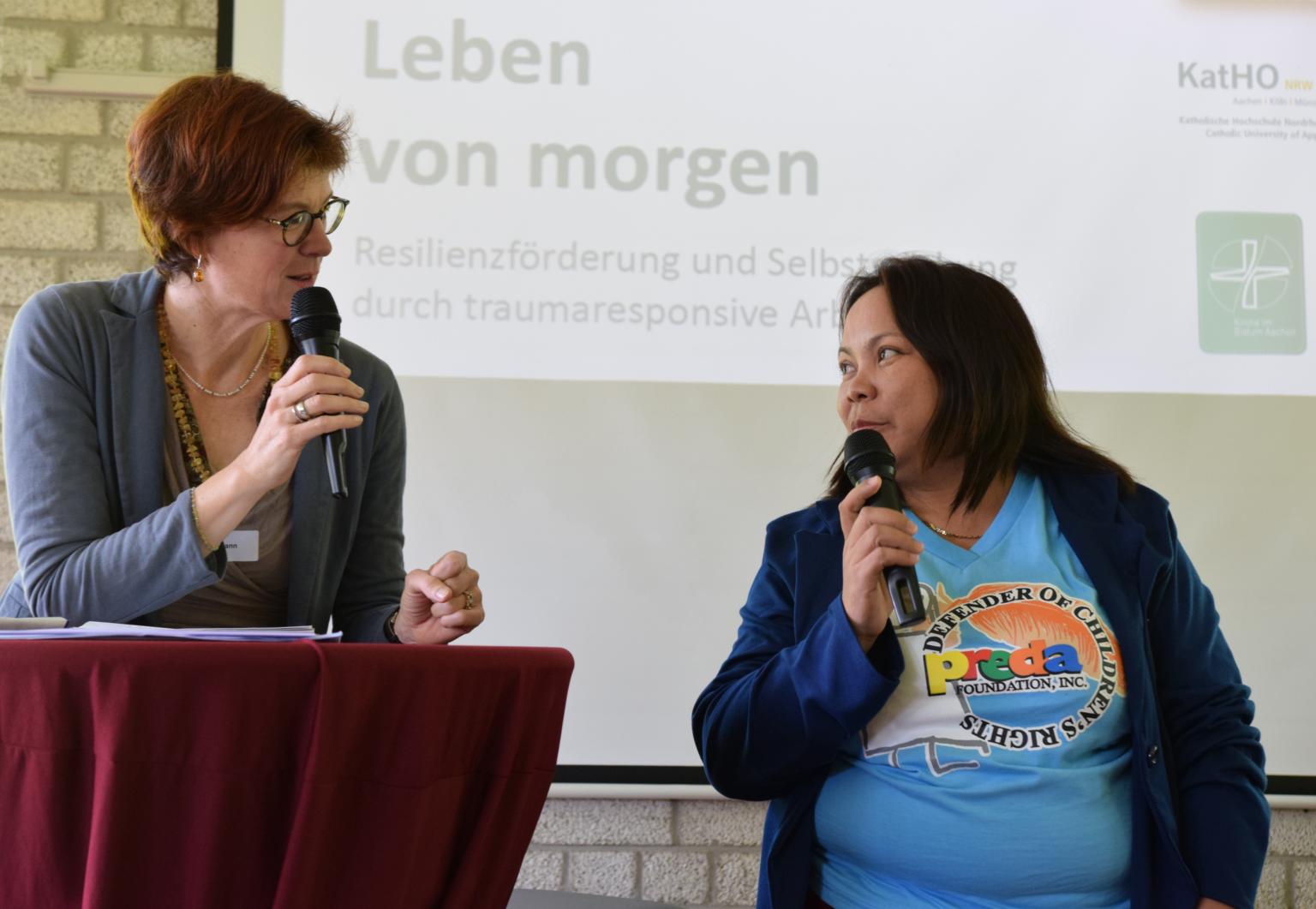 Anke Reermann, missio-Diözesanreferentin beim Bistum Aachen mit Marly Capio von der philippinischen Hilfsorganisation PREDA, welche Traumaarbeit mit Opfern sexueller Gewalt leistet. (c) Thomas Hohenschue