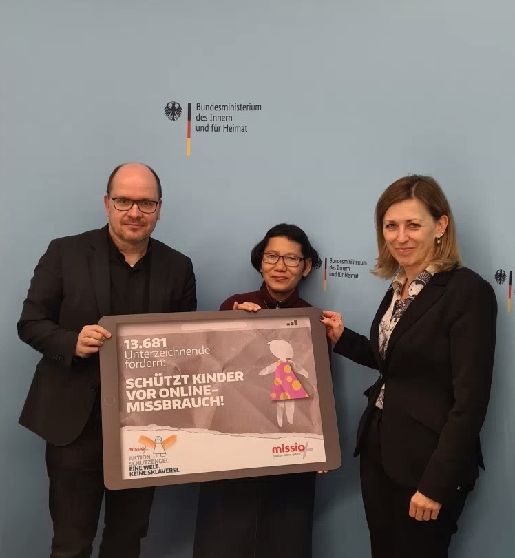 Pfarrer Dirk Bingener, Präsident missio Aachen, Rhoy Dizon, missio-Projektpartnerin in den Philippinen und Barbara Kluge, Ministerialdirigentin im BMI – Abteilung Cyber- und Informationssicherheit (v. l. n. r.) (c) missio / Jörg Nowak