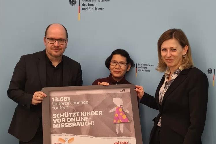 Pfarrer Dirk Bingener, Präsident missio Aachen, Rhoy Dizon, missio-Projektpartnerin in den Philippinen und Barbara Kluge, Ministerialdirigentin im BMI – Abteilung Cyber- und Informationssicherheit (v. l. n. r.)