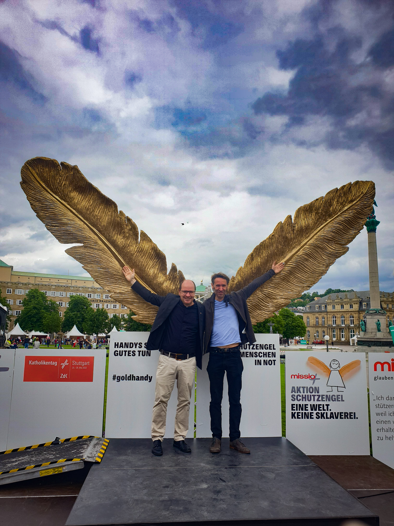 missio- Präsident Pfr. Dirk Bingener und der Künstler Till-Martin Köster vor der zweieinhalb Meter großen Engelsflügel-Skulptur. (c) missio Aachen