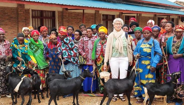 Präsidentin Margret Dieckmann-Nardmann zu Besuch in Ruanda. Die Arbeit lebt von den engen Kontakten zu den Frauen vor Ort. (c) Frauenmissionswerk