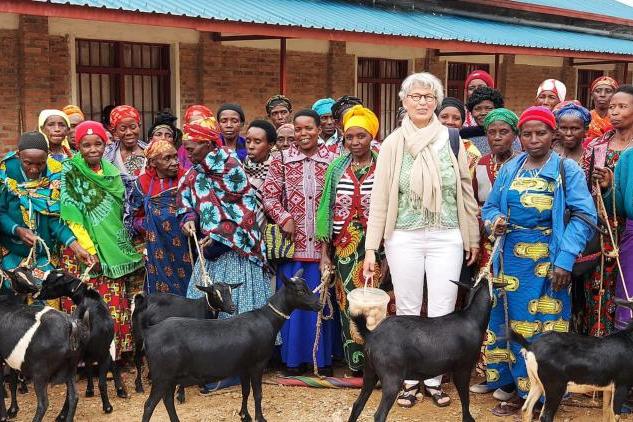 Präsidentin Margret Dieckmann-Nardmann zu Besuch in Ruanda. Die Arbeit lebt von den engen Kontakten zu den Frauen vor Ort.