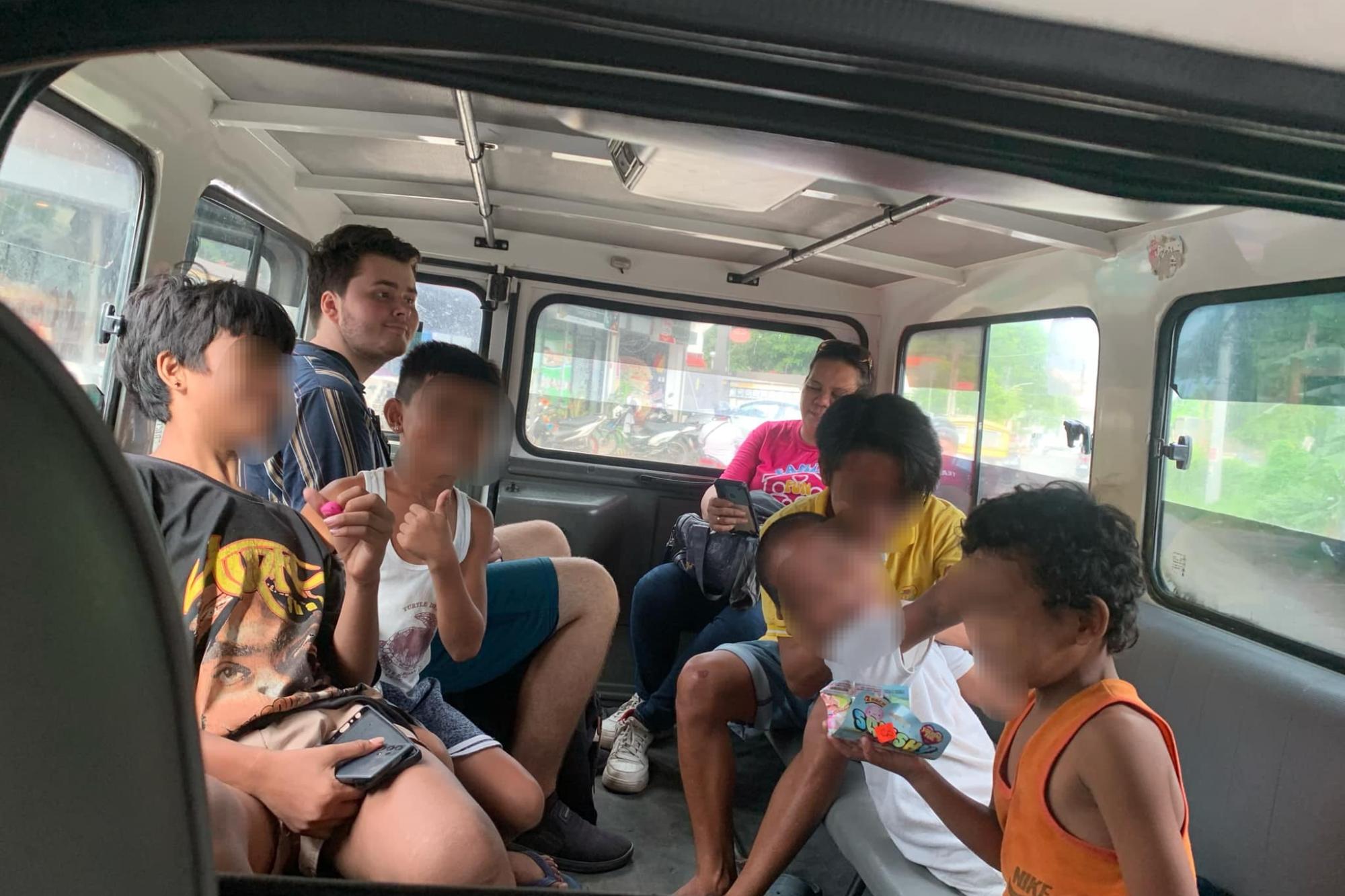 Tibo mit den Kindern im Bus