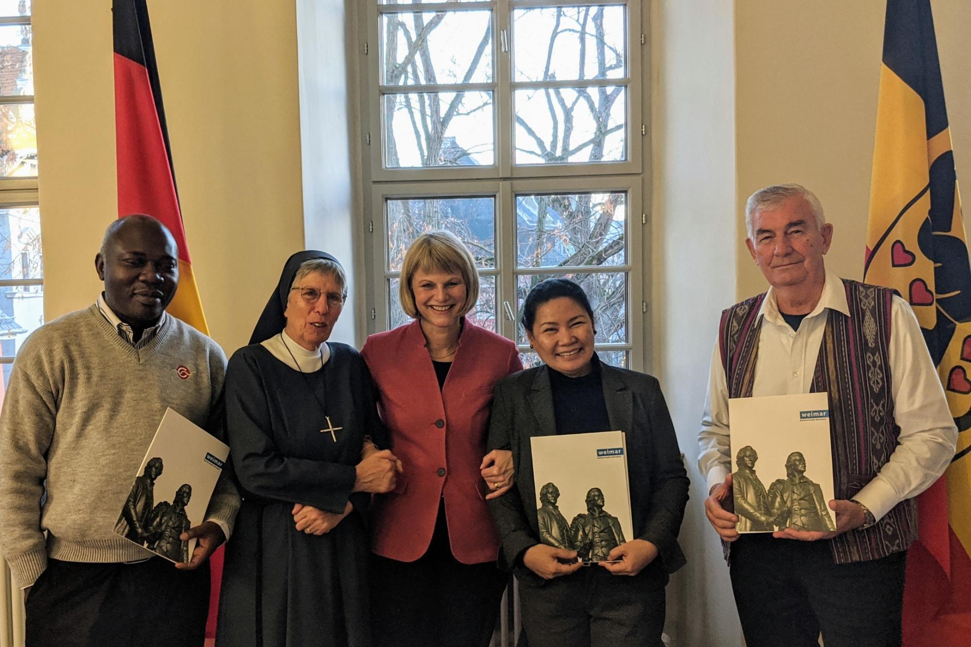 Vier missio-Projektpartner wurden in den vergangenen Jahren mit dem Weimarer Menschenrechtspreis ausgezeichnet (v.l.n.r.):  Father Justin Nkunzi, DR Kongo, stellvertretend für Erzbischof Maroy, Gewinner des Weimarer Menschenrechtspreises 2012 Schwester Lorena Jenal, Papua Neuguinea, Gewinnerin des Weimarer Menschenrechtspreises 2018 Gundula Gause, Schirmherrin des Weimarer Menschenrechtspreises und langjährige Unterstützerin von missio in Aachen Stella Matutina, Philippinen / Deutschland, Gewinnerin des Weimarer Menschenrechtspreises 2015 Pater Shay Cullen, Philippinen, Gewinner des Weimarer Menschenrechtspreises 2000