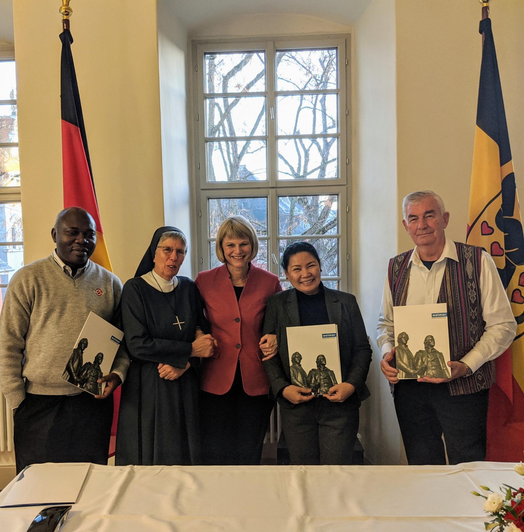 Vier missio-Projektpartner wurden in den vergangenen Jahren mit dem Weimarer Menschenrechtspreis ausgezeichnet (v.l.n.r.):  Father Justin Nkunzi, DR Kongo, stellvertretend für Erzbischof Maroy, Gewinner des Weimarer Menschenrechtspreises 2012 Schwester Lorena Jenal, Papua Neuguinea, Gewinnerin des Weimarer Menschenrechtspreises 2018 Gundula Gause, Schirmherrin des Weimarer Menschenrechtspreises und langjährige Unterstützerin von missio in Aachen Stella Matutina, Philippinen / Deutschland, Gewinnerin des Weimarer Menschenrechtspreises 2015 Pater Shay Cullen, Philippinen, Gewinner des Weimarer Menschenrechtspreises 2000 (c) missio