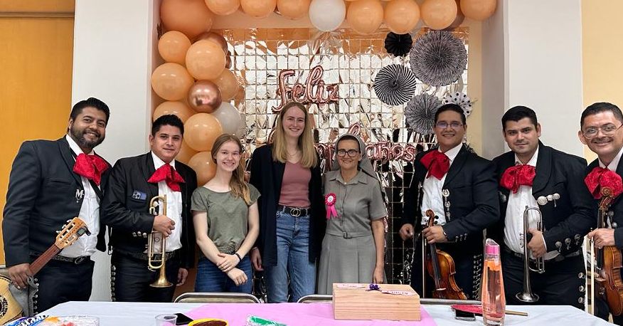 Die beiden deutschen Freiwilligen bei einer Geburtstagsfeier mit mexikanischer Mariachi-Band. (c) privat