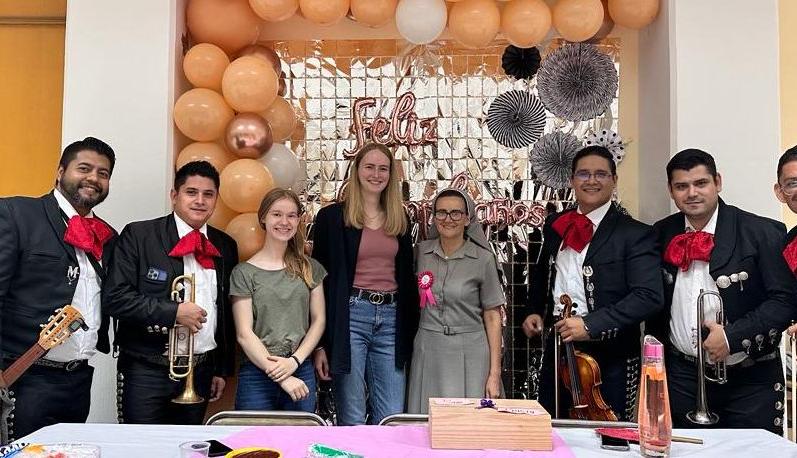 Die beiden deutschen Freiwilligen bei einer Geburtstagsfeier mit mexikanischer Mariachi-Band. (c) privat