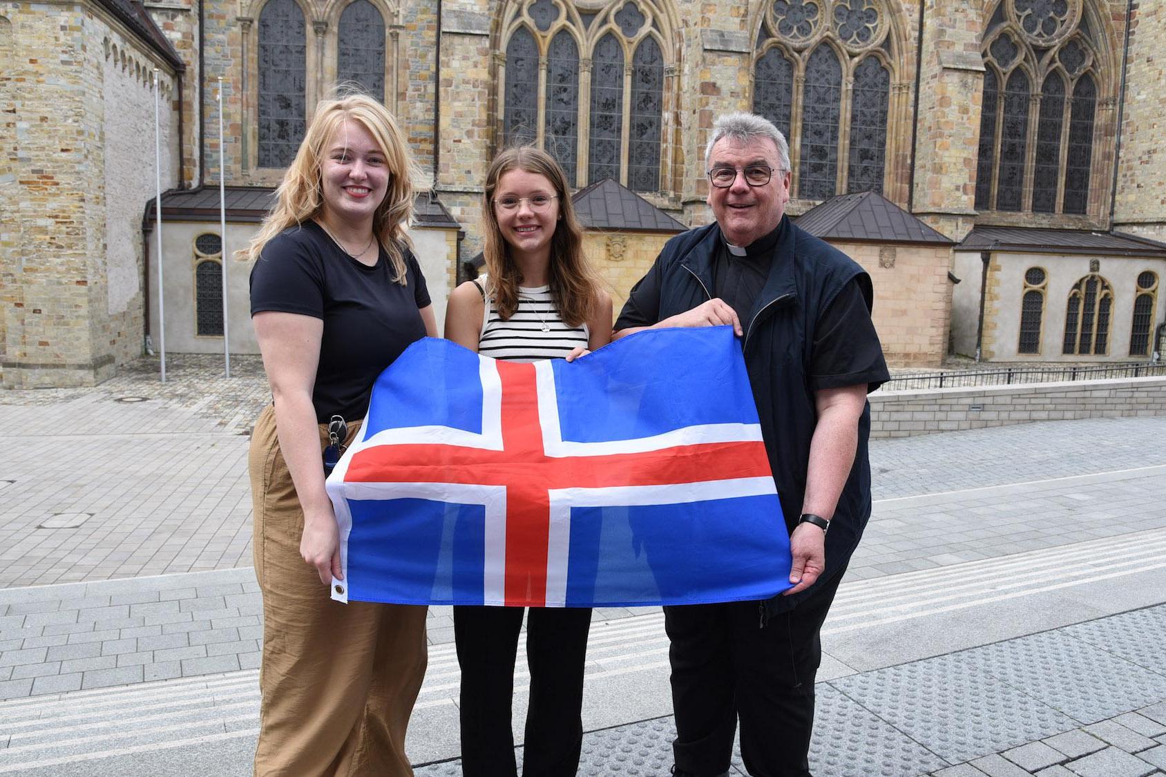 Freut sich auf Island: Sophia Hoppermann (Mitte) mit Msgr. Georg Austen und Marisa Grummich vom Bonifatiuswerk.