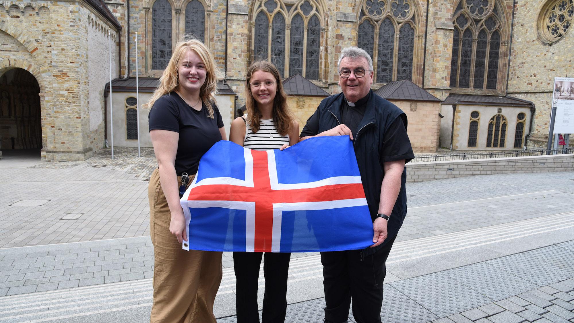 Freut sich auf Island: Sophia Hoppermann (Mitte) mit Msgr. Georg Austen und Marisa Grummich vom Bonifatiuswerk. (c) Simon Helmers / Bonifatiuswerk
