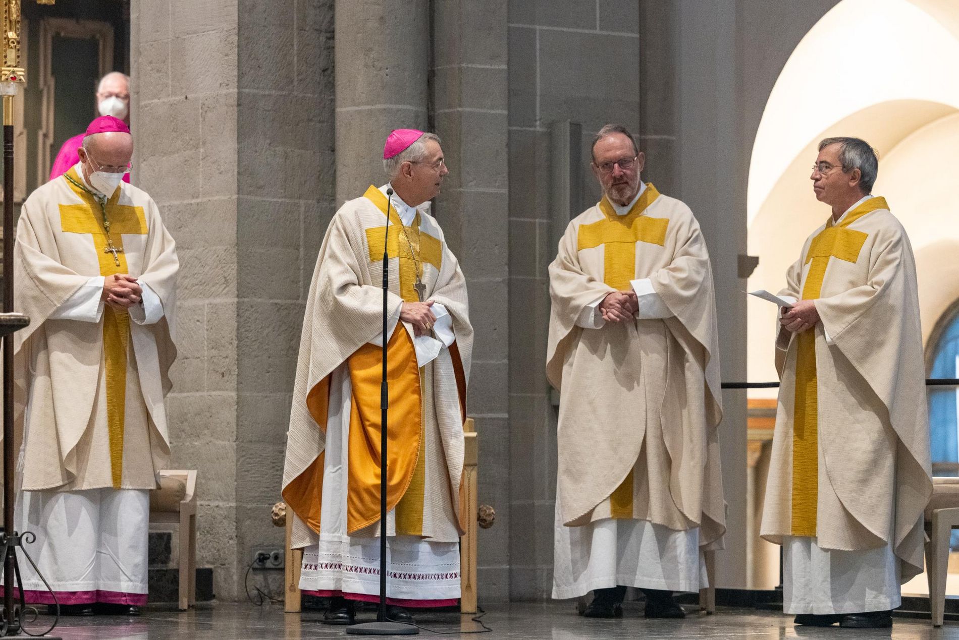 Erzbischof Dr. Ludwig Schick (2. v.l.), Vorsitzender der Kommission Weltkirche der Deutschen Bischofskonferenz, hat den Festgottesdienst im Essener Dom anlässlich des Stabwechsels bei Adveniat geleitet. Der Jesuit Pater Martin Maier (2. v.r.) folgt auf Pater Michael Heinz (l.). Essens Bischof Franz-Josef Overbeck (r.) leitet das Lateinamerika-Hilfswerk. (c) Achim Pohl / Adveniat