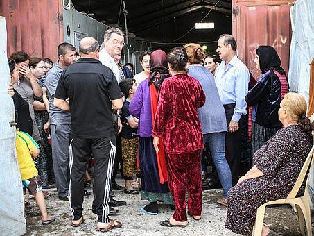 In diesen Containerdörfern sind im nord-irakischen Suleymania christliche Flüchtlinge untergebracht. missio-Präsident Prälat Dr. Klaus Krämer hat sie 2016 besucht. (c) Dirk Planert/missio