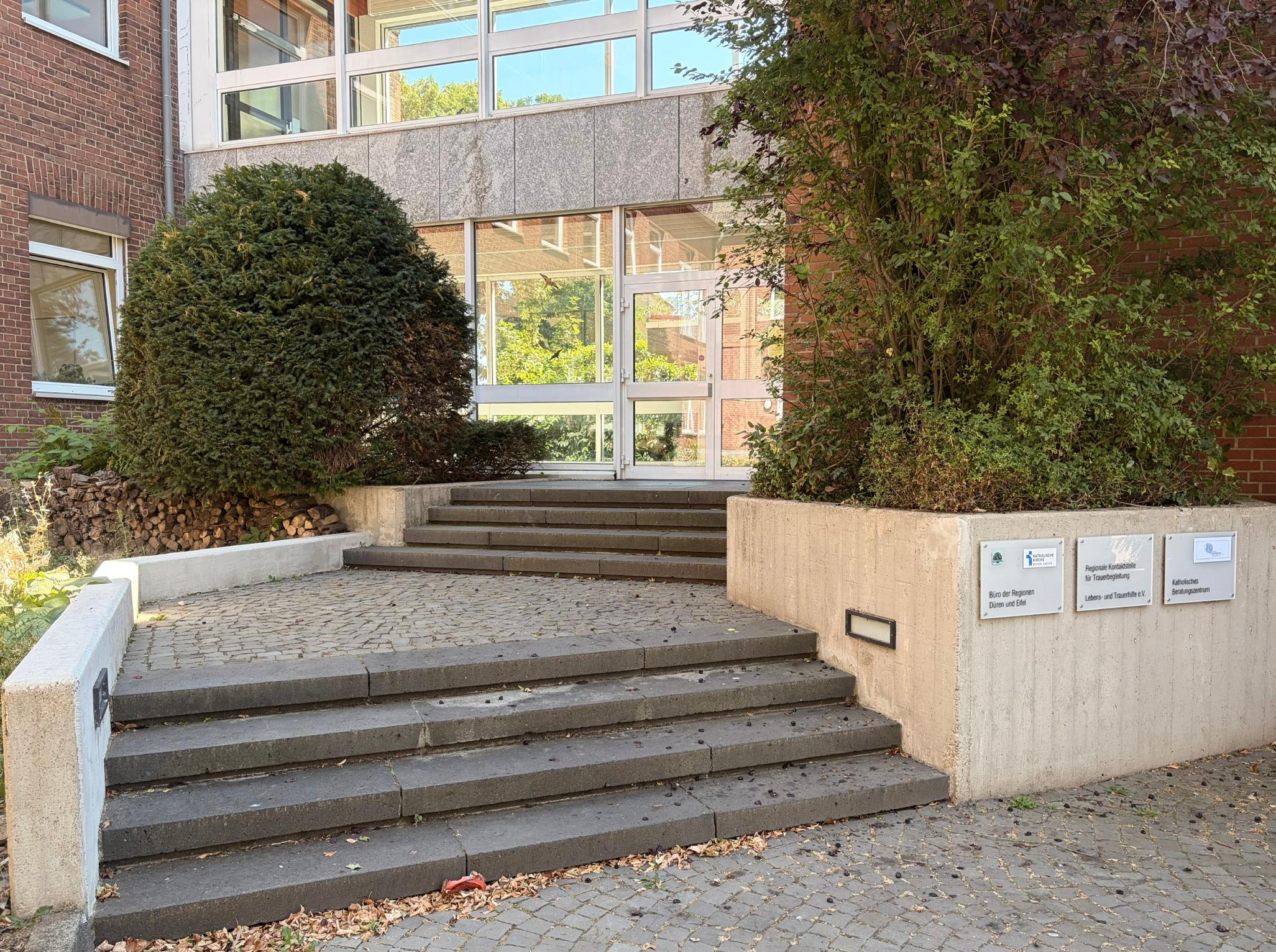 Hier finden Sie den Weg zu uns Treppe, die zum Eingang führt