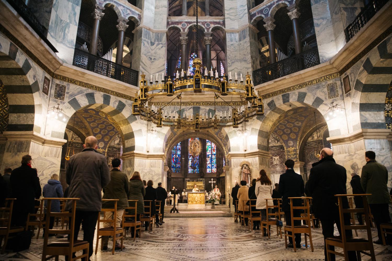 Am Freitag, 17. September,  wird Weihbischof Karl Borsch 41 Lehrerinnen und Lehrer in einem Gottesdienst im Aachener Dom die missio canonica verleihen. (c) Bistum Aachen/Luz Müller