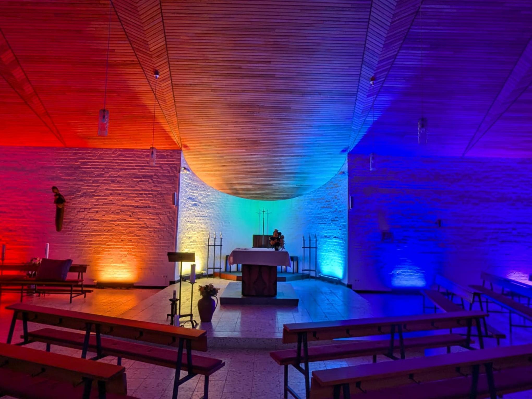 Kirche erstrahlt in unterschiedlichen Farben