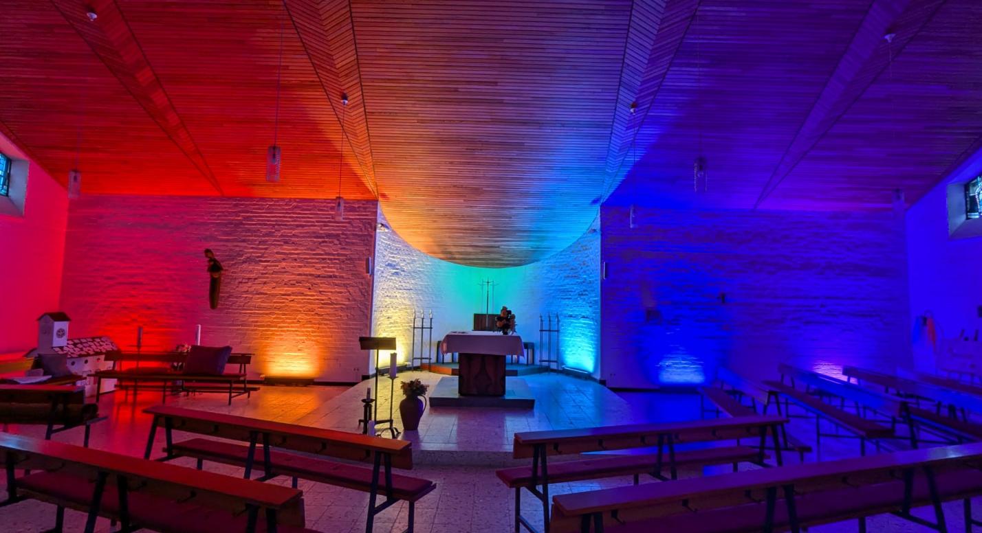 Kirche erstrahlt in unterschiedlichen Farben