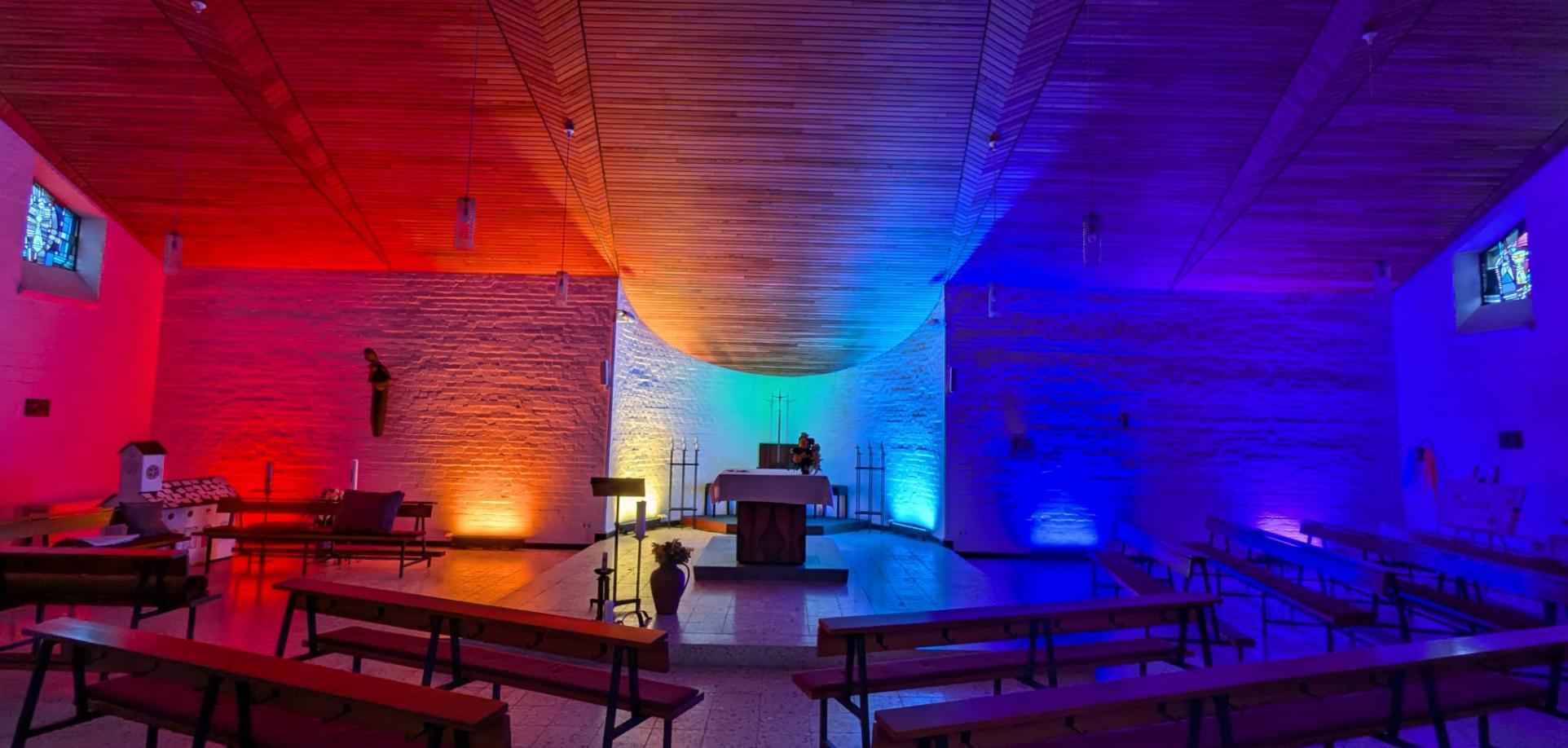 Kirche erstrahlt in unterschiedlichen Farben