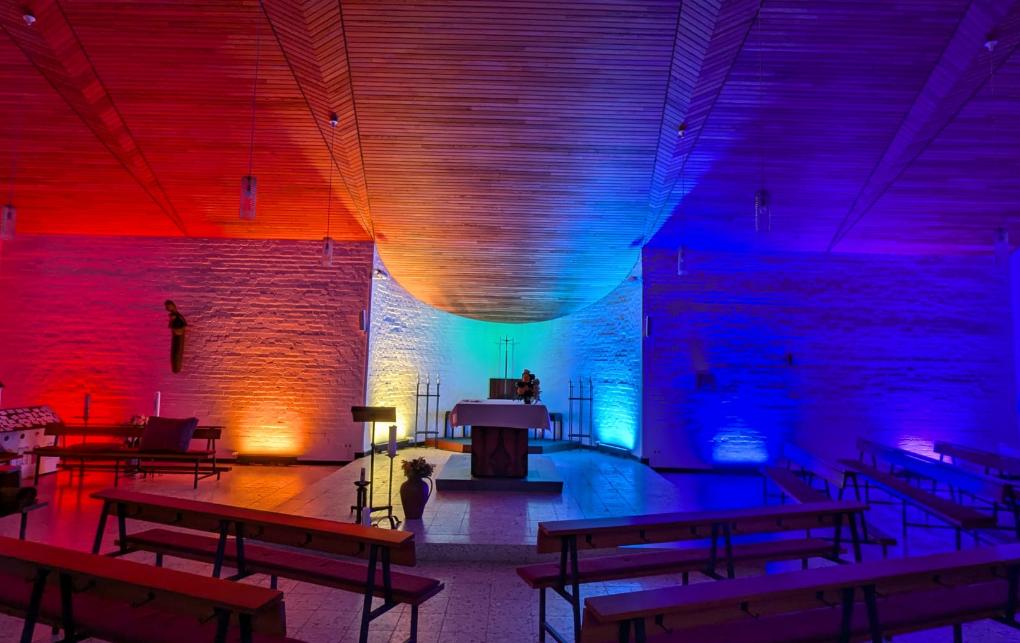 Kirche erstrahlt in unterschiedlichen Farben