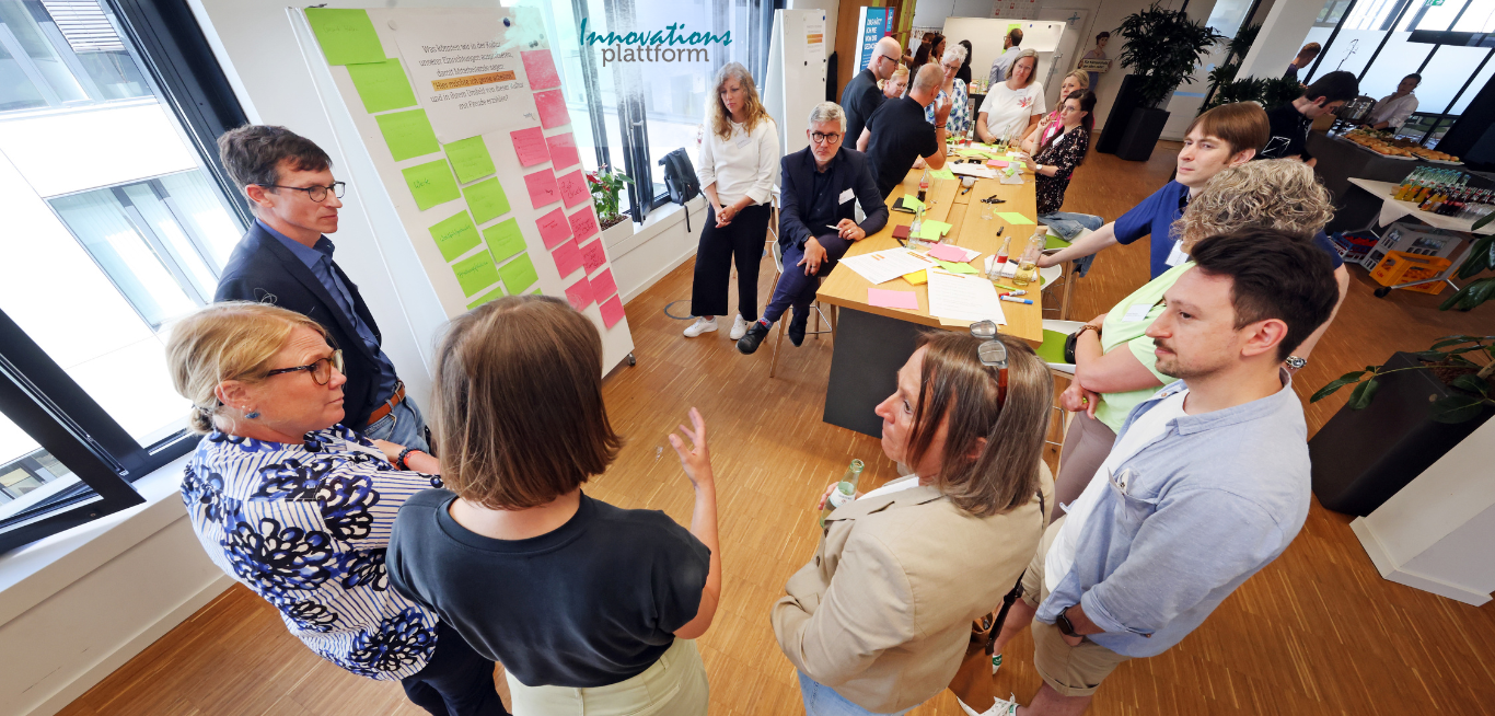 Verschiedene Teams arbeiten in einer inspirierenden Atmosphäre an gesellschaftsrelevanten Fragestellungen