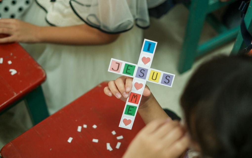 Kinder werden kreativ zu religiösen Inhalten mit klarer Botschaft für Eltern und Kinder