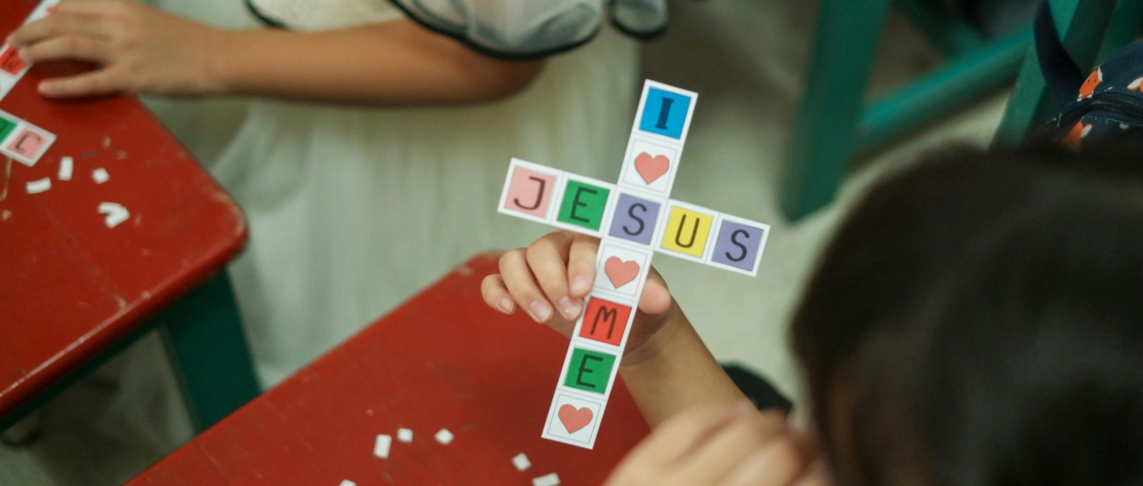 Kinder werden kreativ zu religiösen Inhalten mit klarer Botschaft für Eltern und Kinder