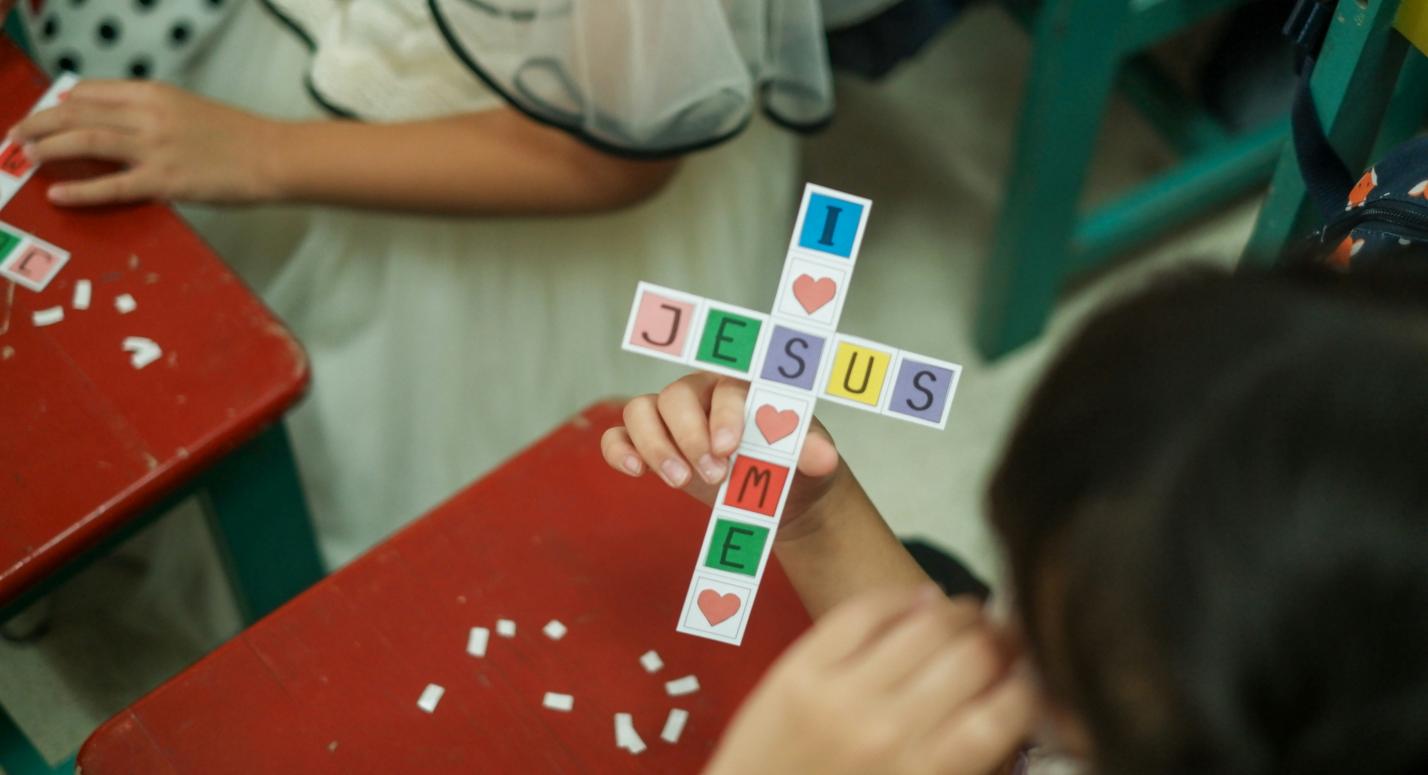Kinder werden kreativ zu religiösen Inhalten mit klarer Botschaft für Eltern und Kinder