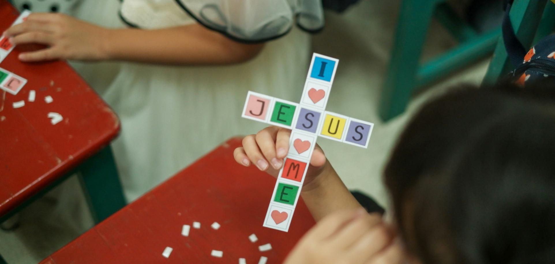 Kinder werden kreativ zu religiösen Inhalten mit klarer Botschaft für Eltern und Kinder