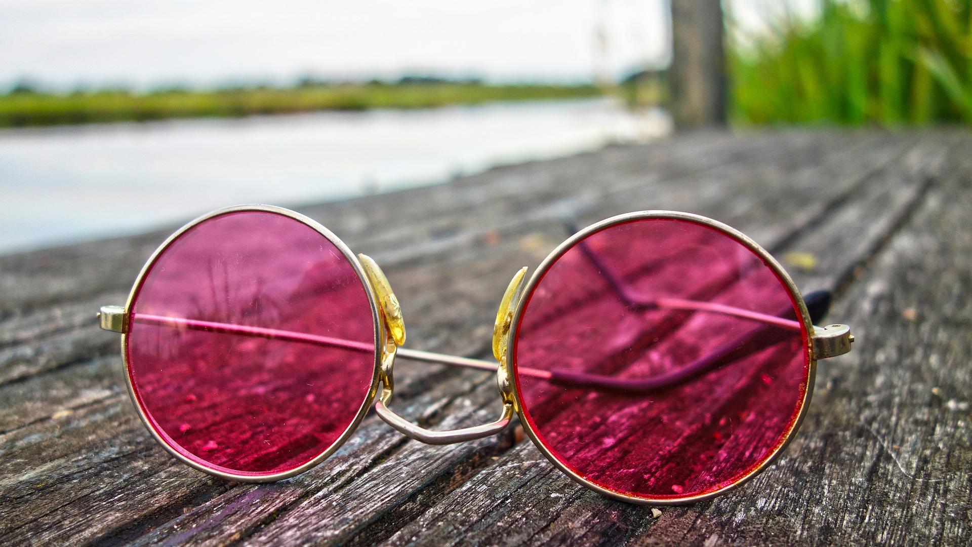 rosa Sonnenbrille abziehen