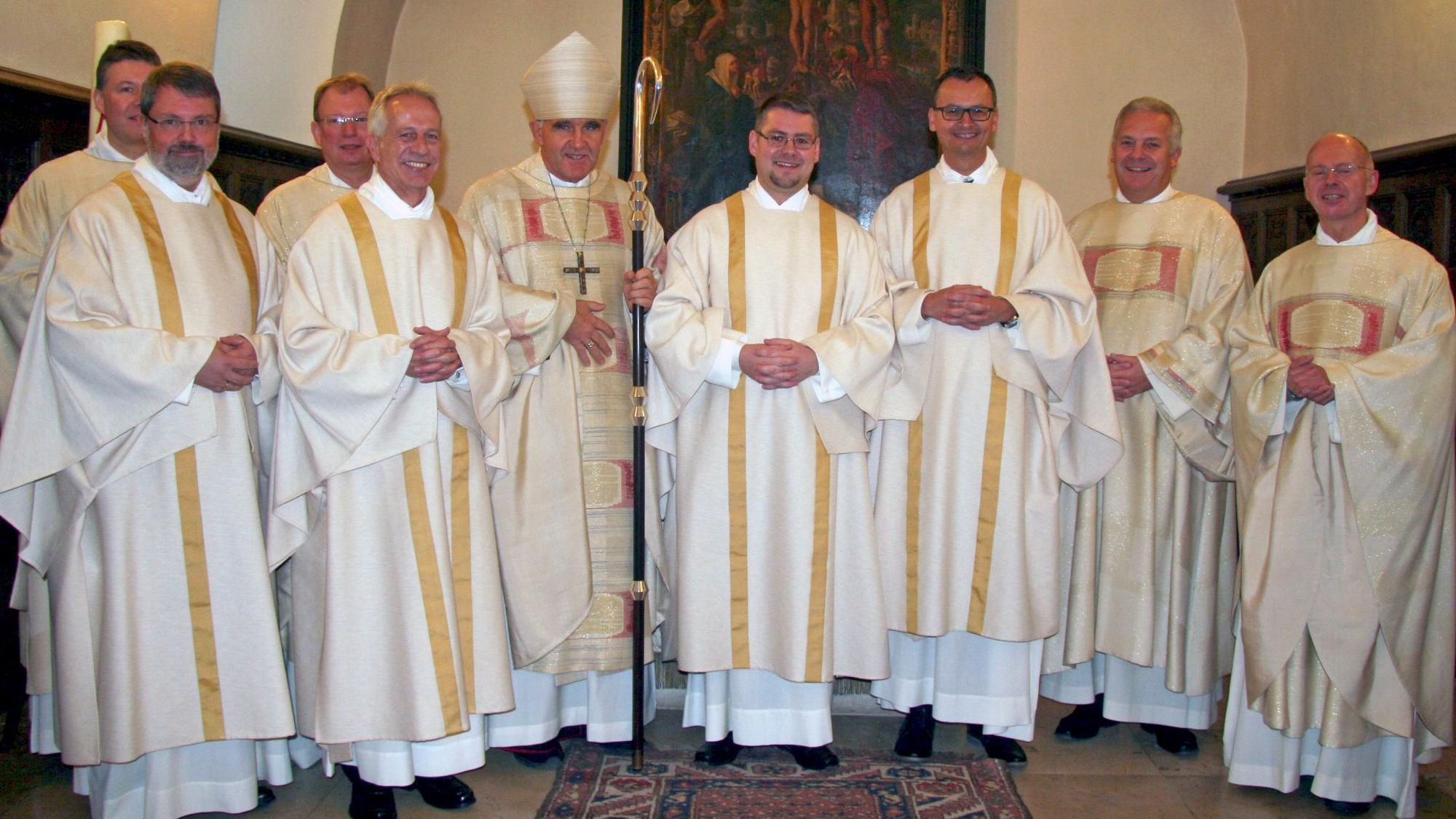 (v.l.) Diakon Stefan Kauff (halb verdeckt), Michael Gerads, Monsignore Stefan Dückers, Wilfried Elshoff, Weihbischof Johannes Bündgens, René Brokers, Jürgen Schoenen, Diakon Achim Jaskulski, Spiritual Georg Lauscher