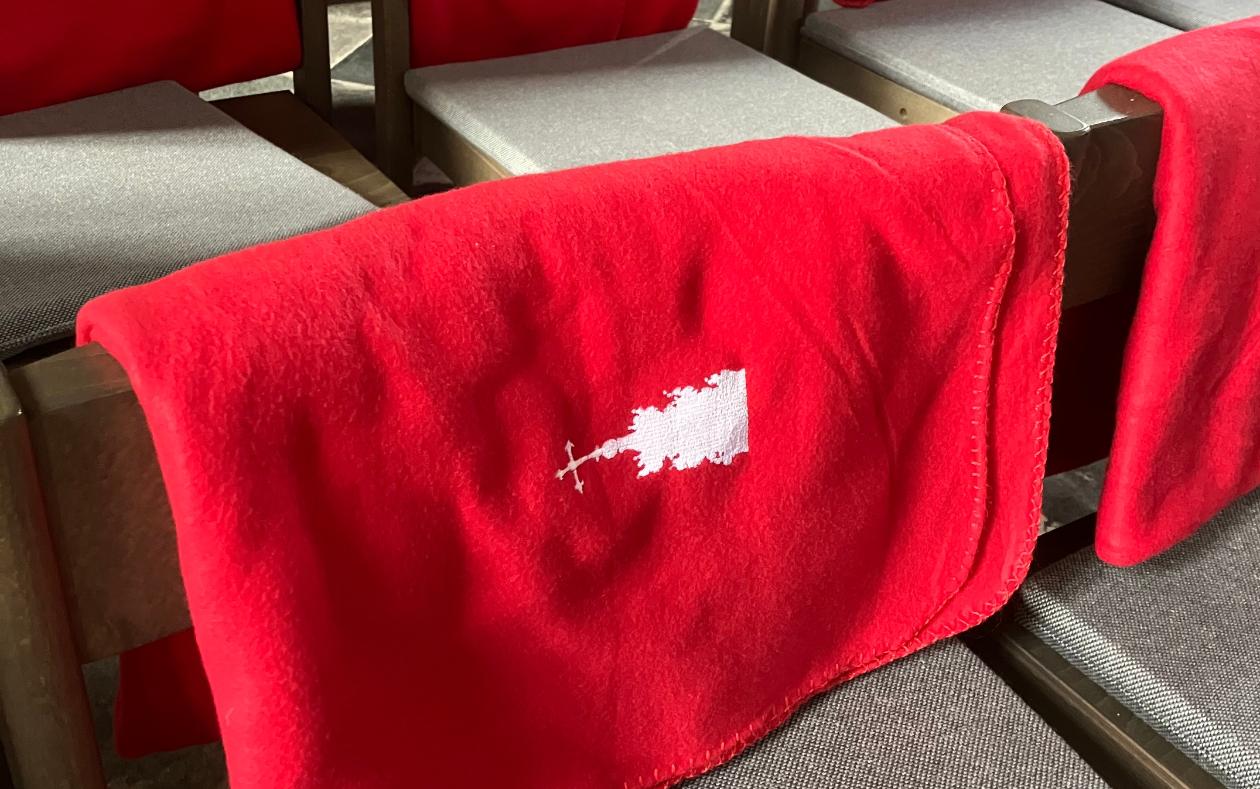 Decken für Gottesdienstbesucher in einer Kirche