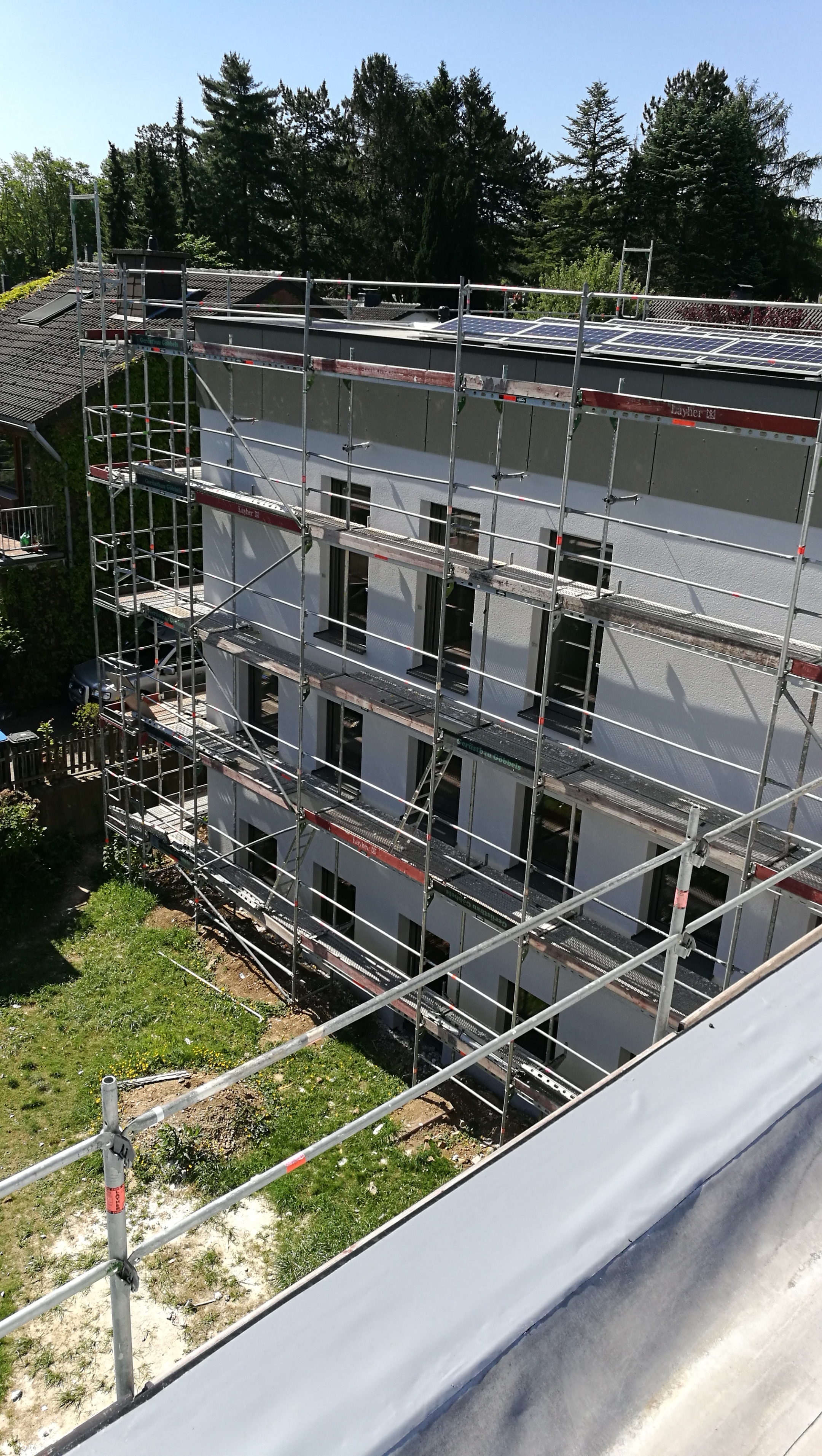 Installation von Dämmung und Photovoltaikanlage an einem Pfarrheim in Eschweiler