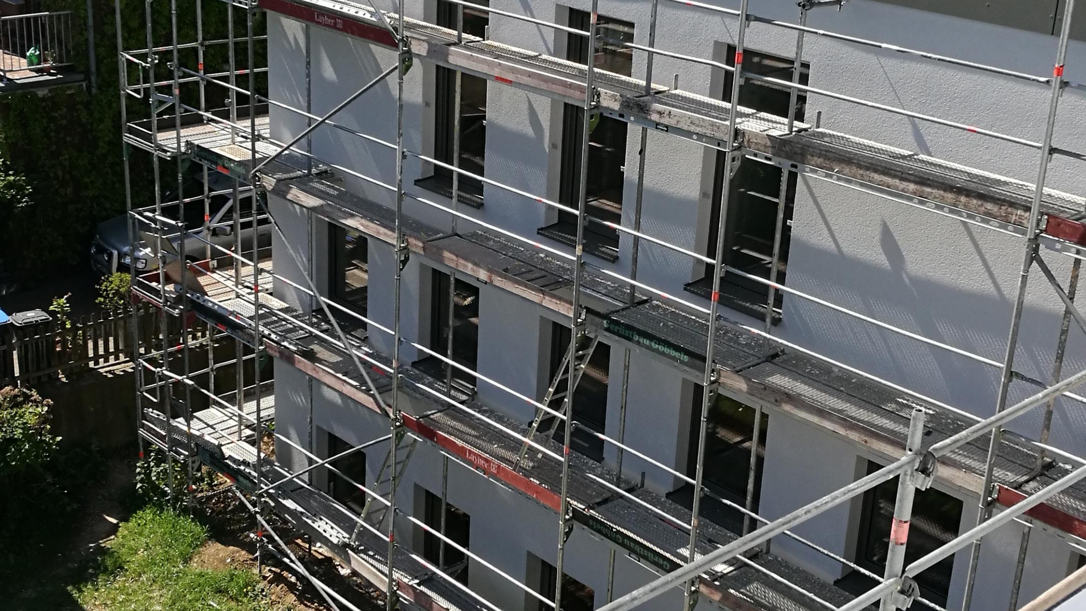 Installation von Dämmung und Photovoltaikanlage an einem Pfarrheim in Eschweiler